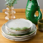 Assiette la nouvelle gamme de vaisselle en grès par Madam Stoltz. Mélange chic de blanc, vert et naturel pour une table élégante et sobre. Bols et mugs disponibles sur notre e-shop.