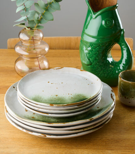Assiette la nouvelle gamme de vaisselle en grès par Madam Stoltz. Mélange chic de blanc, vert et naturel pour une table élégante et sobre. Bols et mugs disponibles sur notre e-shop.