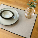 Set de table en lin enduit pour une belle table. Nettoyage éponge