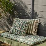 Housse de coussin à franges colorée et imprimée floral. Tendance et inspiration bohème pour un style chic et élégant.