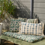Housse de coussin banc cassé et marine en coton imprimé inspirée de la technique originale de teinture par nœuds Shibori ou encore appelée tie and dye. La housse a une surface tissée structurée qui, en combinaison avec l’imprimé, donne au coussin une expression vivante.