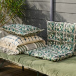 Matelas imprimé 100 % coton issu de la tradition “block-Print ” de la culture indienne. Ce matelas apportera une touche bohème dans toutes les pièces de la maison. Facile à transporter grâce à ses 2 poignées, il convient aussi bien dans une chambre d’enfant que posé sur une assise ou en superposition les uns sur les autres pour créer une banquette unique.