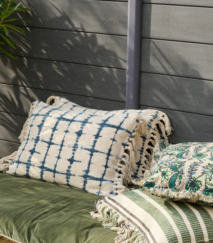 Housse de coussin banc cassé et marine en coton imprimé inspirée de la technique originale de teinture par nœuds Shibori ou encore appelée tie and dye. La housse a une surface tissée structurée qui, en combinaison avec l’imprimé, donne au coussin une expression vivante.