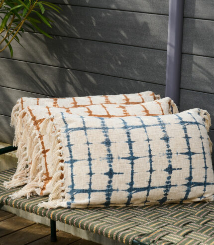 Housse de coussin banc cassé et marine en coton imprimé inspirée de la technique originale de teinture par nœuds Shibori ou encore appelée tie and dye. La housse a une surface tissée structurée qui, en combinaison avec l’imprimé, donne au coussin une expression vivante.