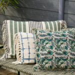 Housse de coussin à franges colorée et imprimée floral. Tendance et inspiration bohème pour un style chic et élégant.