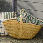 Grand Panier en fibres naturelles idéal pour ranger, décorer ou même faire le marché ! Il n’a qu’une seule anse et donc un porté main.Il trouvera facilement sa place dans votre cuisine, votre salon ou votre chambre.