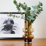 Vase double en verre ambré au design original.