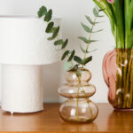 Vase de la marque Opjet Paris aux formes douces et naturelles. Il donne une impression de galets empilés. Design atypique pour une décoration originale et poétique