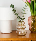 Vase de la marque Opjet Paris aux formes douces et naturelles. Il donne une impression de galets empilés. Design atypique pour une décoration originale et poétique