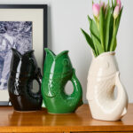 Le vase poisson surprend par sa forme inhabituelle. Il peut être utilisé comme objet décoratif ou comme vase pour les fleurs et trouvera sa place dans n’importe quelle pièce de votre intérieur. Retrouvez d’autres vases de la même collection disponibles sur le site.