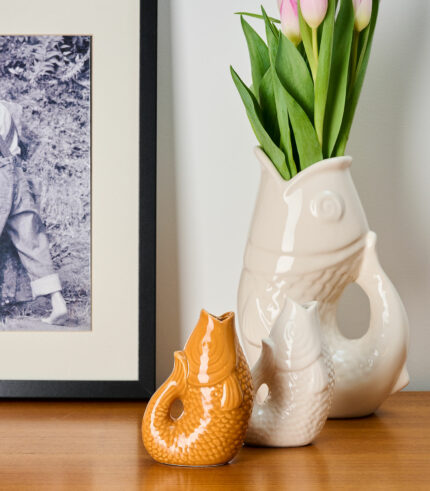 Le vase poisson surprend par sa forme inhabituelle. Il peut être utilisé comme objet décoratif ou comme vase pour les fleurs et trouvera sa place dans n’importe quelle pièce de votre intérieur. Retrouvez d’autres vases de la même collection disponibles sur le site.