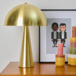 Lampe Paul en métal doré et satiné de la marque Opjet Paris. Elégante et raffinée, elle donne un style moderne et chic sur un bureau, une console, une table de chevet. Elle est composé d’un dôme et d’une base en métal doré satiné.