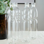 Elégante bouteille à eau en verre pour une décoration de votre table pleine de raffinement. 4 modèles disponibles.