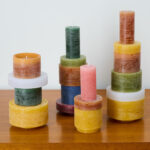 Composées de modules séparables empilés pour un rendu sculptural et coloré des plus contemporains, les bougies piliers signées Stan Editions sont uniques en leur genre. Pour décorer un bureau, un buffet ou une tablée, on n’hésitera pas à agencer plusieurs modèles de la griffe en une composition architecturale.