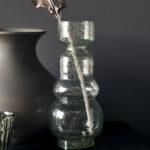 Vase vert clair “Organi” de la marque House Doctor. Style épuré, chic et élégant, il apporte une touche de raffinement dans votre décoration. A associer aussi avec d’autres vases vendus sur le site.