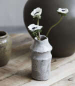Vase “Nature” avec une texture et une forme originale et conçu par House Doctor. Il présente des trous et des bulles dans le vernis blanc. La surface a une texture rugueuse avec les bords ondulés qui brisent la forme ronde. Placez-le sur le rebord de la fenêtre, sur une étagère et mélangez-le avec des bougeoirs, des vases de formes et couleurs différentes, des pots de fleurs ou encore des bibelots pour créer une atmosphère légère et conviviale.