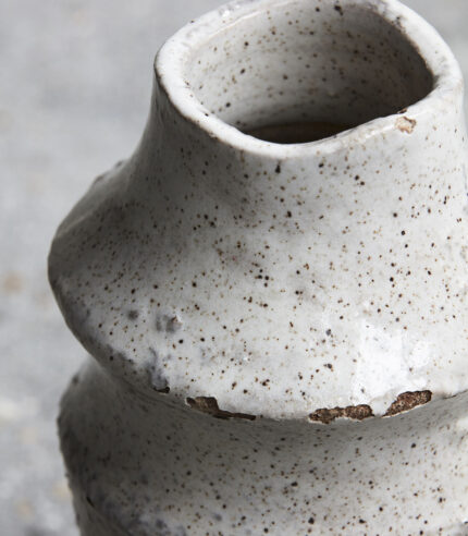 Vase “Nature” avec une texture et une forme originale et conçu par House Doctor. Il présente des trous et des bulles dans le vernis blanc. La surface a une texture rugueuse avec les bords ondulés qui brisent la forme ronde. Placez-le sur le rebord de la fenêtre, sur une étagère et mélangez-le avec des bougeoirs, des vases de formes et couleurs différentes, des pots de fleurs ou encore des bibelots pour créer une atmosphère légère et conviviale.