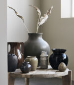 Vase “Nature” avec une texture et une forme originale et conçu par House Doctor. Il présente des trous et des bulles dans le vernis blanc. La surface a une texture rugueuse avec les bords ondulés qui brisent la forme ronde. Placez-le sur le rebord de la fenêtre, sur une étagère et mélangez-le avec des bougeoirs, des vases de formes et couleurs différentes, des pots de fleurs ou encore des bibelots pour créer une atmosphère légère et conviviale.