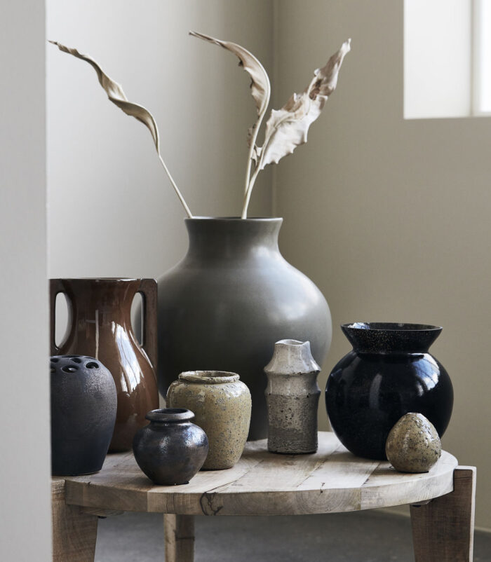 Vase “Nature” avec une texture et une forme originale et conçu par House Doctor. Il présente des trous et des bulles dans le vernis blanc. La surface a une texture rugueuse avec les bords ondulés qui brisent la forme ronde. Placez-le sur le rebord de la fenêtre, sur une étagère et mélangez-le avec des bougeoirs, des vases de formes et couleurs différentes, des pots de fleurs ou encore des bibelots pour créer une atmosphère légère et conviviale.