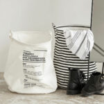 Panier à linge pratique de la marque House Doctor. Design simple, moderne et graphique. Il peut aussi être utilisé comme solution de rangement dans une chambre ou un couloir