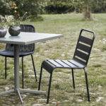 Chaise en acier noire de la marque House Doctor. Le revêtement, noir poudré et mat, rend l’assise intemporelle et adaptée à tous les extérieurs. Elle peut être mixée à la table d’extérieur de la marque serax disponible sur notre e-shop