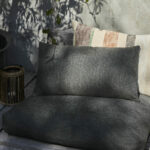Coussin rectangulaire vert militaire de chez House Doctor.La matière étant hydrofuge, inaltérable et très durable, le coussin est idéal pour une utilisation en intérieur comme en extérieur.Simple mais élégant, il est conçu dans un style contemporain et sa couleur est intemporelle.