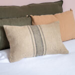 Design sobre et matière noble pour la housse de coussin Tizza de la marque Harmony – Haomy. Sa matière brute, 100% lin, ainsi que son tissage épais lui donne un style intemporel et indémodable. Peut être mixer avec la housse d’édredon de la même gamme ou avec d’autres produits Harmony-Haomy