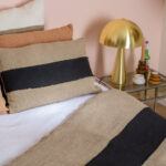 Design sobre et élégant pour la housse de coussin Bodrum 100 % lin de la marque Harmony-Haomy. Avec son fond naturel et son large bandeau noir aux finitions légèrement frangées, il apportera du peps à votre chambre ou à votre salon tout en gardant une touche chic et élégante . Il pourra se mixer avecl’édredon Bodrum et l’ensemble de la gamme Harmony-Haomy