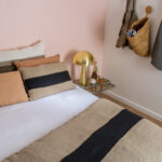 Design sobre et élégant pour la housse d’édredon Bodrum 100 % lin de la marque Harmony-Haomy. Avec son fond naturel et son large bandeau noir aux finitions légèrement frangées, il apportera du peps à votre chambre ou à votre salon tout en gardant une touche chic et élégante . Il pourra se mixer avec l’ensemble de la gamme.