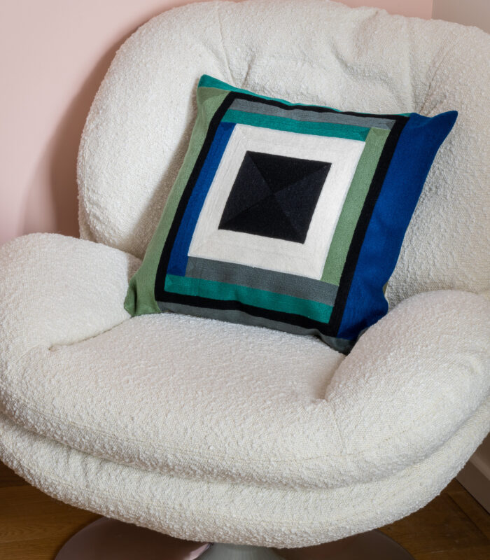 Housse de coussin brodé “Manille” de la marque Harmony-Haomy. Véritable hommage au design des années 70, ses tons colorés égayeront votre intérieur en lui donnant du caractère.