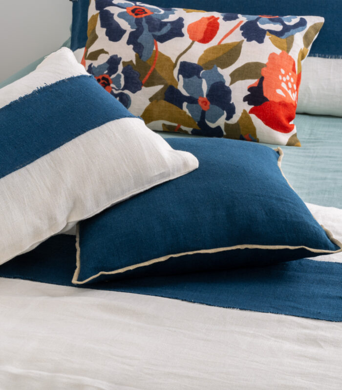 Nouvelle house de coussin en lin lavé, finition contour overlock naturel. Housse ulta douce qui apporte du relief à votre décoration intérieure. Possibilité de rajouter l’édredon de la même gamme pour un total look. Sobriété, élégance: une vraie jolie nouveauté pour cette saison