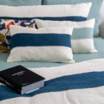 Nouveau coussin en lin de la marque Harmony-Haomy. Avec son fond blanc et son large bandeau couleur gitane aux finitions légèrement frangées, il apportera du peps à votre chambre ou à votre salon tout en gardant une touche chic et élégante . Il pourra se mixer avec l’ensemble de la gamme. C’est un des best-seller de la saison !