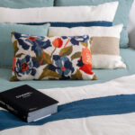Housse de Coussin Ibiza de l a marque Harmony -Haomy . Imprimé Floral oversize sur fond bleu gitane, cette collection apportera à votre intérieur une touche bohème et joyeuse!