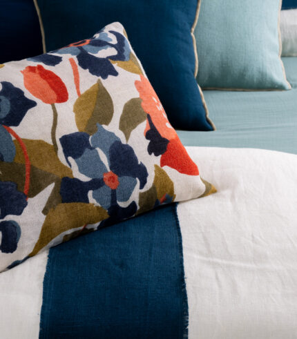 Housse de Coussin Ibiza de l a marque Harmony -Haomy . Imprimé Floral oversize sur fond bleu gitane, cette collection apportera à votre intérieur une touche bohème et joyeuse!