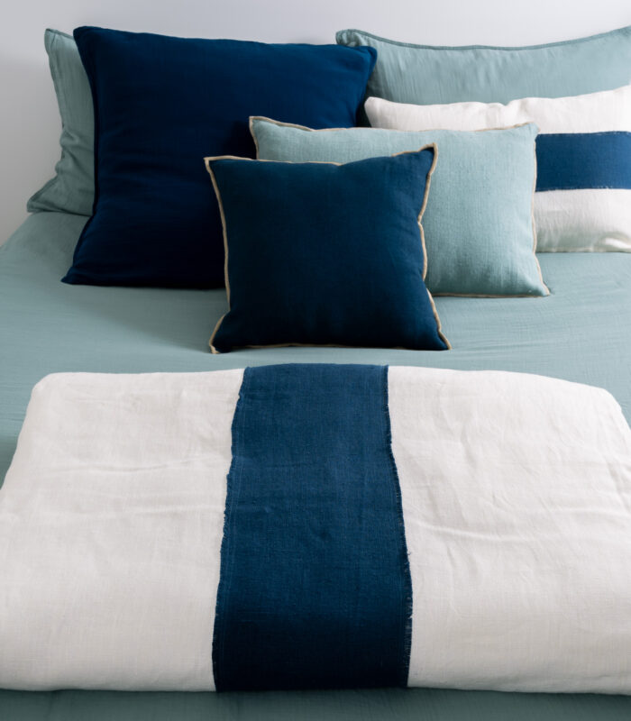 Nouveau édredon en lin de la marque Harmony-Haomy. Avec son fond blanc et son large bandeau bleu gitane aux finitions légèrement frangées, il apportera du peps à votre chambre ou à votre salon tout en gardant une touche chic et élégante . Il pourra se mixer avec l’ensemble de la gamme. C’est le best seller de la saison !