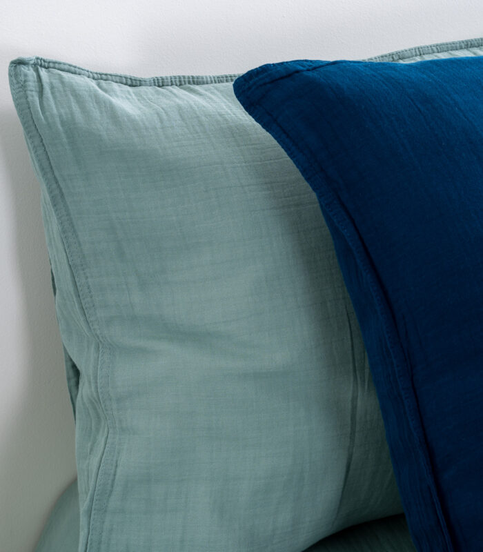 Taie en gaze de coton céladon de la gamme Dili par Harmony – Haomy. Douceur et originalité pour ce linge de lit en double voile de coton lavé. Confortable, cette ligne offre une excellente tenue et apporte une touche élégante et raffinée à votre chambre.A associer avec les housses de couettes, les draps housse