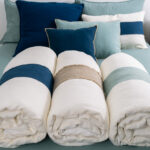 Nouveau édredon en lin de la marque Harmony-Haomy. Avec son fond blanc et son large bandeau aux finitions légèrement frangées, il apportera du peps à votre chambre ou à votre salon tout en gardant une touche chic et élégante . Il pourra se mixer avec l’ensemble de la gamme. C’est le best seller de la saison !