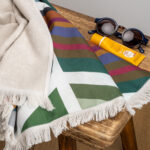 Nouvelle serviette de plage Kutta de la marque Harmony – Haomy. On aime ses tons colorés, sa finition frangée et son style 70’s. Elle dispose d’une face tissu et d’une face éponge ce qui la rend extrèmement moelleuse et très absorbante.