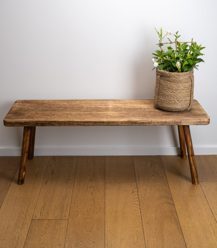 Banc en bois “Nadi” par House Doctor. Elle est fabriquée en bois de paulownia et donnera une touche naturelle à votre décoration intérieure. A utiliser comme assise supplémentaire ou pour exposer vos objets décoratifs préférés. Dans un couloir, une entrée, à la cuisine et au salon, cette banquette ajoute une touche de chaleur a votre intérieur.Le bois n’est pas laqué. Avec le temps, le banc peut commencer à présenter des traces d’usure typiques sous la forme de marques et de traces dans des tons plus ou moins foncés.