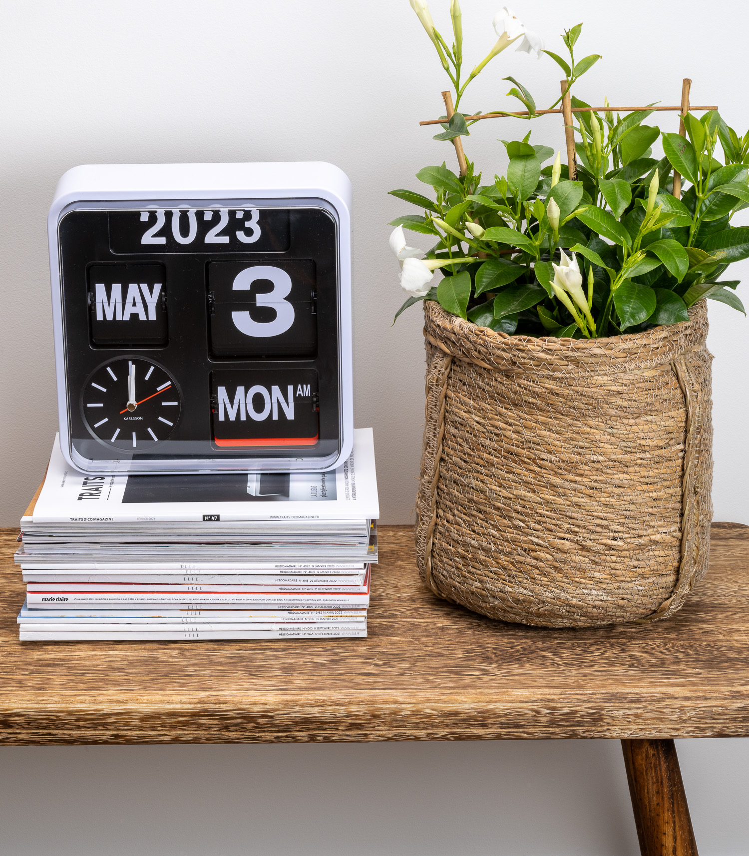 Horloge rétro de la marque Karlsson. Elle peut être accrochée au mur ou posée sur un meuble, une console, une enfilade. Son cadran est noir tandis que le jour, la date, l’année et l’heure sont en blanc. Sa forme arrondie est en plastique blanc pour un look complètement vintage.