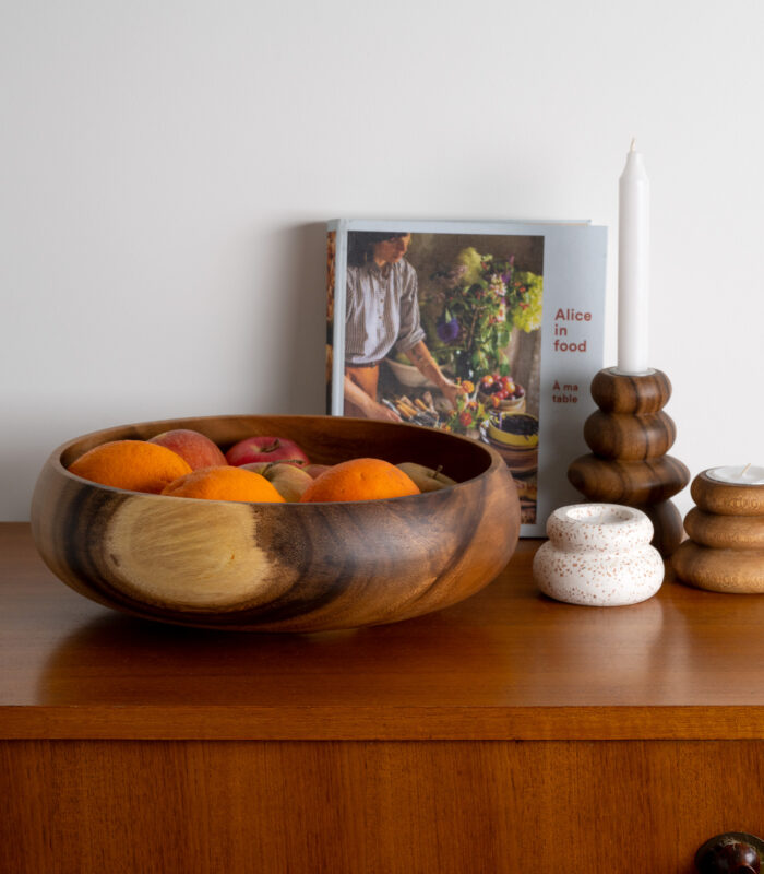 Saladier ou corbeille à fruits en bois d’acacia de chez Kinta. Sa forme arrondie et le grain de bois sont spécifique à chaque bol et font tout le charme de cet objet. On peut l’utiliser en corbeille de fruit, pour une salade ou en dessert.