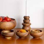 Bol en bois d’acacia de chez Kinta. Sa forme arrondie et le grain de bois sont spécifique à chaque bol et font tout le charme de cet objet. On peut l’utiliser pour l’apéro, un petit dessert, pour ranger ses bijoux ou dans une salle de bains