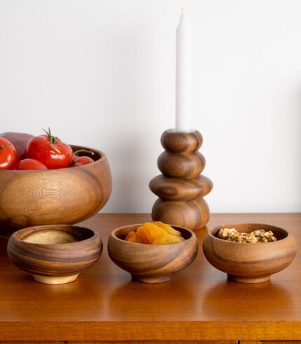 Bol en bois d’acacia de chez Kinta. Sa forme arrondie et le grain de bois sont spécifique à chaque bol et font tout le charme de cet objet. On peut l’utiliser pour l’apéro, un petit dessert, pour ranger ses bijoux ou dans une salle de bains