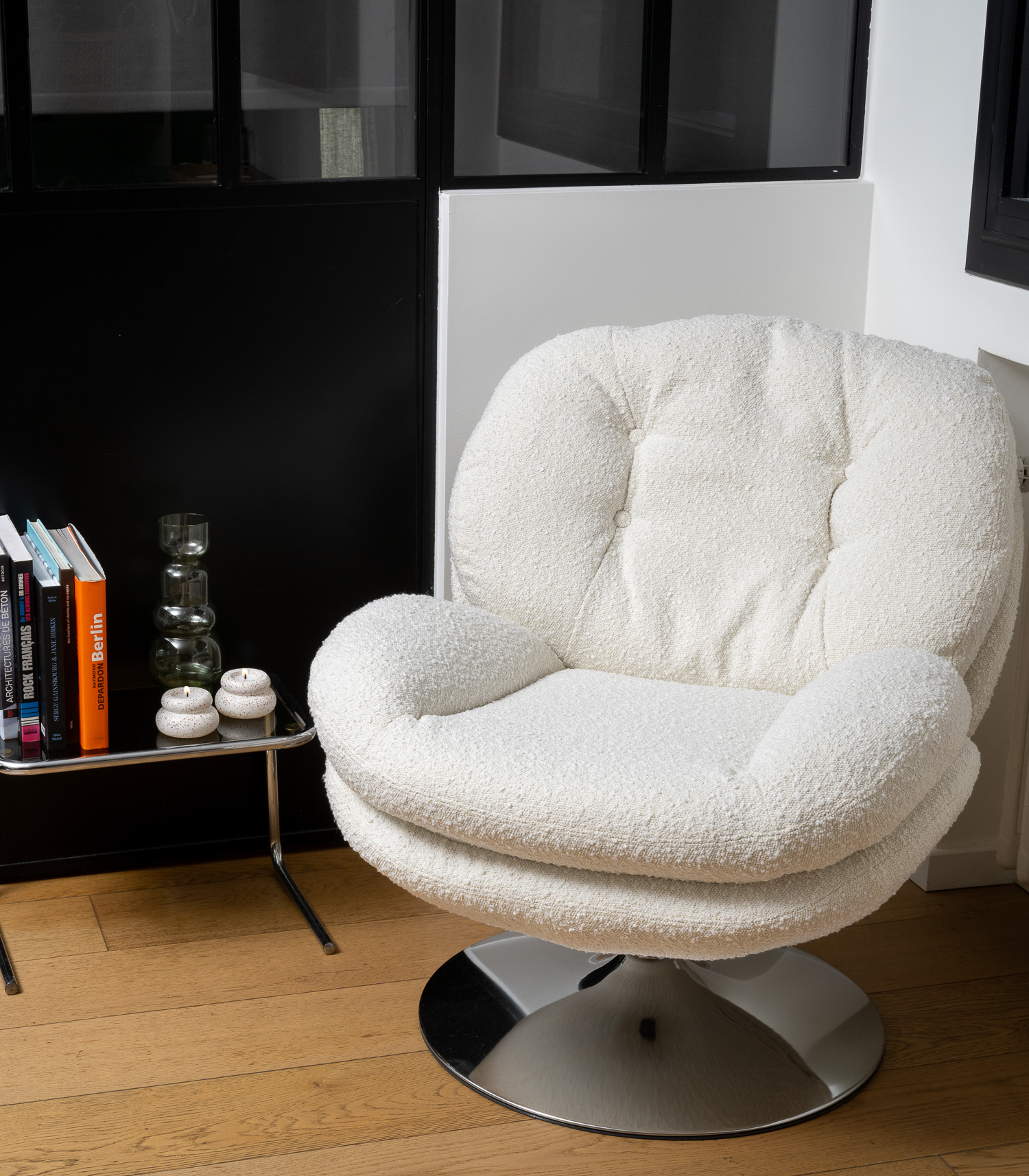 Fauteuil Nuage, pivotant, en tissus blanc bouclette de la marque Opjet. Il est doté d’un pied tulipe chromé qui lui donne un look tendance mais à la fois rétro vintage d’inspiration 70’s. Son design se marie à tous les styles de déco. A adopter sans plus attendre!