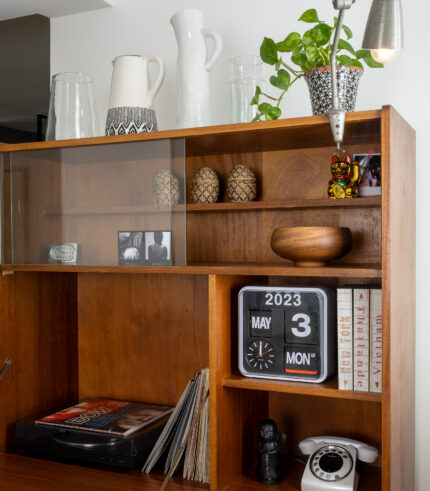 Horloge rétro de la marque Karlsson. Elle peut être accrochée au mur ou posée sur un meuble, une console, une enfilade. Son cadran est noir tandis que le jour, la date, l’année et l’heure sont en blanc. Sa forme arrondie est en plastique blanc pour un look complètement vintage.