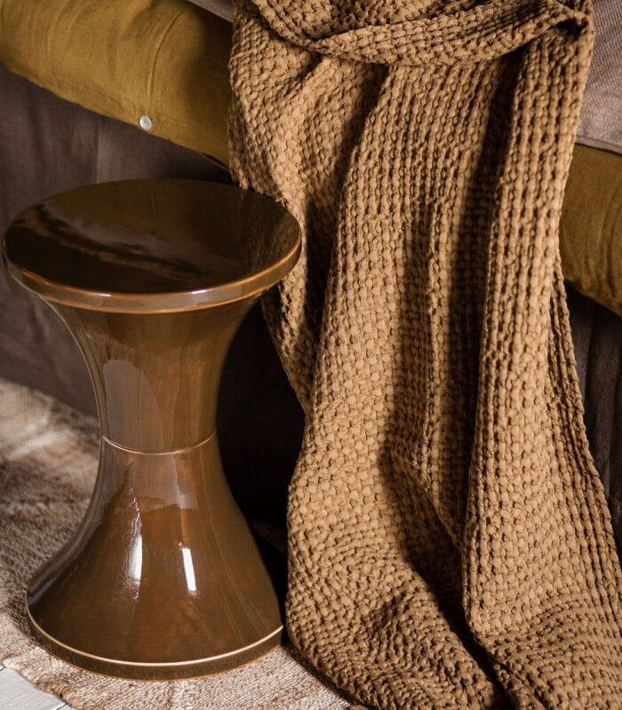 Look vintage et effet vielli pour ce tabouret Tam Tam en métal émaillé, revisité par la marque Bazar de Luxe. Son desing est simple mais intemporel, il est idéal pour une assise, un bout de canapé, une petite table d’appoint, une table de chevet. Pièce emblématique depuis les années 60, le tabouret Tam-Tam est une vraie tendance actuelle.