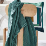 Plaid en gaze de coton pigeon de la marque Haomy -Harmony. Il est doux, pratique et beau!A mettre sur votre lit, sur votre canapé, dans la chambre des enfants pour une atmosphère cocooning et chaleureuse !