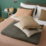 Housse de coussin " Cuba" de la marque Harmony-Haomy. Elle est 100% en lin chiné avec une finition frangée. Carrément tendance, c'est le "must have" de la saison Hiver 2023!