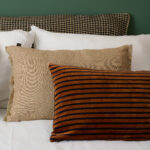 Nouveautés Hiver 2023 Housse de coussin "Sidney" de la marque Haomy-Harmony. Elle est 100 % velours avec des rayures noires. Ambiance douce et chaleureuse assurée! Sur un canapé, un lit, elle saura se mixer avec l'ensemble de la gamme Haomy-Harmony