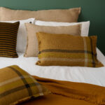 La housse de coussin  Malibu de la maison Harmony Haomy est 100% en lin lavé. Elle possède trois belles rayures sur les deux sens de la housse qui finissent par se croiser en bas sur le côté du coussin. La trame du lin est large pour un effet visuel brut et légèrement chiné.  Cette housse vous offre un design original et chaleureux avec un petit côté campagne anglaise aux magnifiques couleurs d'automne. Dans un salon, sur votre lit, vous pourrez le mixer avec l'ensemble de la gamme Haomy -Harmony